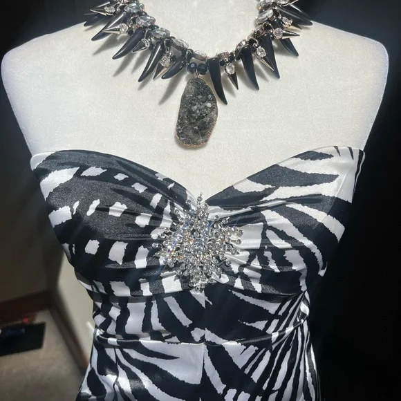 Cache Black 🖤 White Animal zebra 🦓 Botanical Rhinestone Brooch Mermaid Dress - Picture 7 of 15